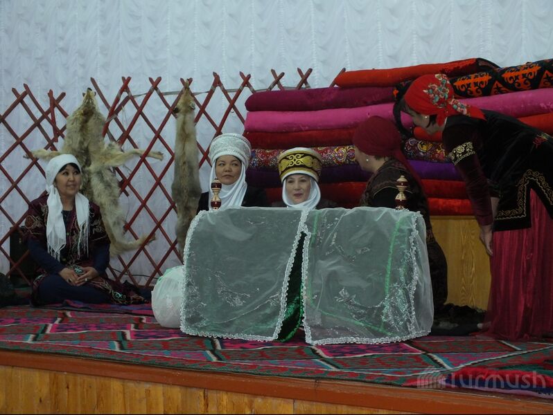 Файл:Беш той.jpg