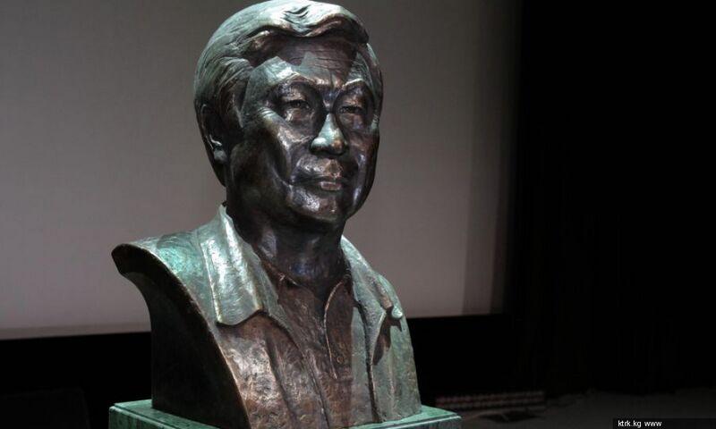 Файл:Төлөмүш Океевдин бюсту.jpg